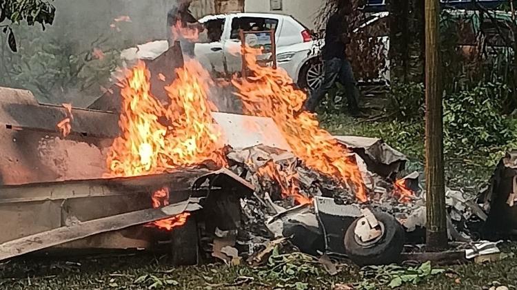 Avião perdeu altitude em caiu em praça de bairro residencial de Jaboticabal