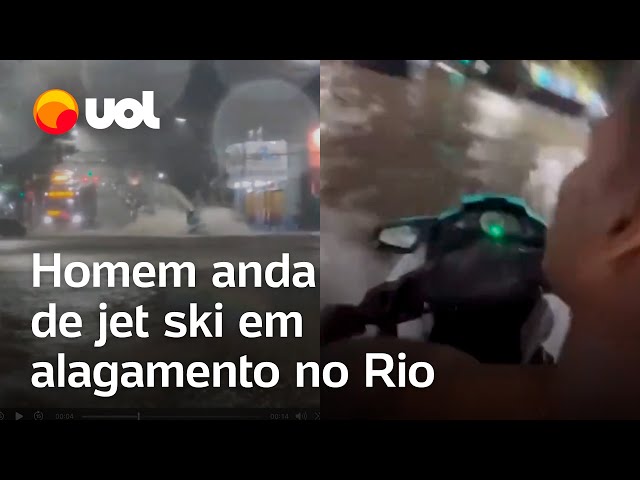 Homem pilotando moto aquática