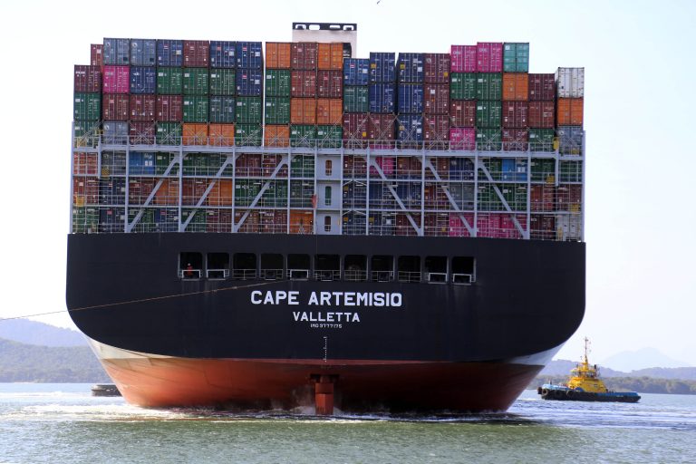 Transporte - barcos e portos - importações exportações comércio exterior balança comercial (Porto de Paranaguá-PR)
