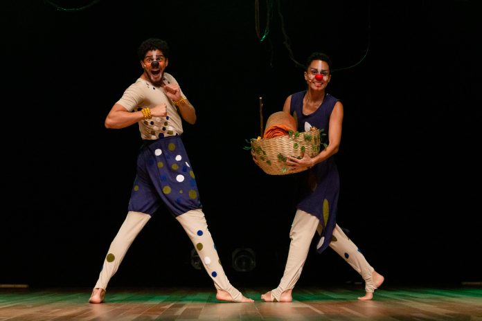 palhaços de circo em peça de teatro