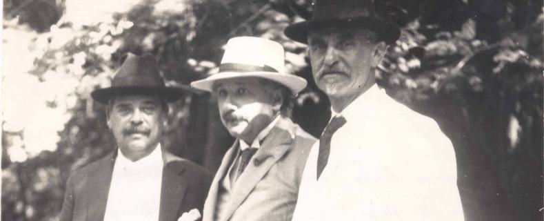 Einstein em visita ao Jardim Botânico com o diretor Pacheco Leão e um rabino