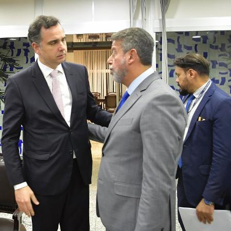 Rodrigo Pacheco e Arthur Lira conversam no Senado