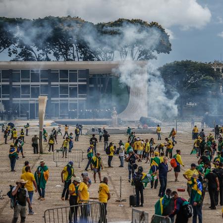 Foto mostra invasão da Praça dos Três Poderes durante atos golpistas de 8/1