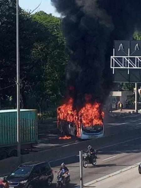 Criminosos queimam ônibus e obstruem via expressa no Rio