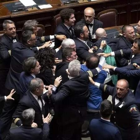 Briga generalizada no parlamento italiano