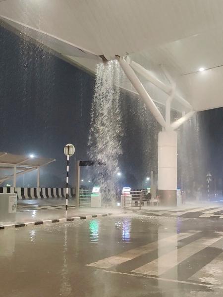 Água de chuva vazou pelo telhado e causou desabamento no Terminal 1 do Aeroporto Internacional Indira Gandhi, Nova Delhi, Índia, em 28 de junho de 2024