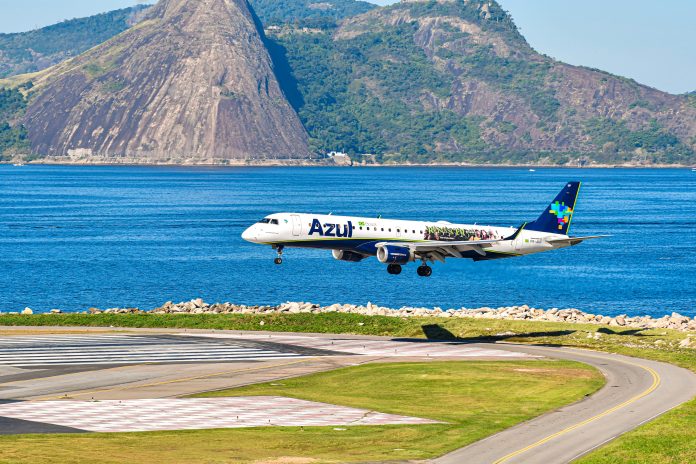 Avião da Azul pousando no Aeroporto Santos Dumont - Foto Daniel Martins/Diário do Rio