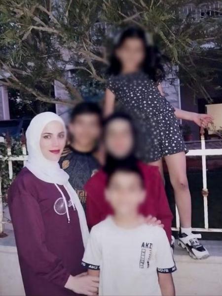 Fatima com os filhos de 13, 12, 8 e 7 anos 