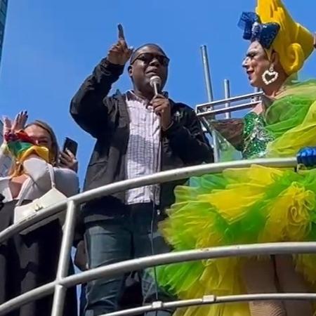 O ministro dos Direitos Humanos e da Cidadania, Silvio Almeida, discursa na Parada LGBTQIA+ de São Paulo