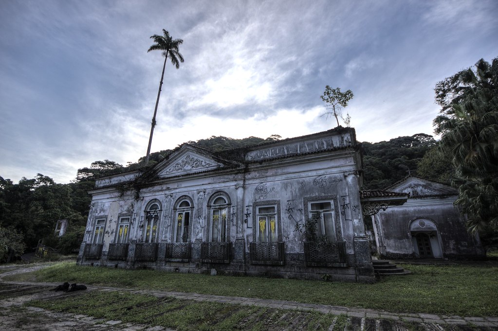 Palacete histórico no Alto da Boa Vista recebe revitalização em sua fachada