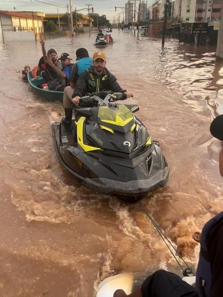 O empreiteiro de obras, David Menezes, 37, e sua esposa e sócia Karina Machado, 36, ajudaram como voluntários em resgates no Rio Grande do Sul.