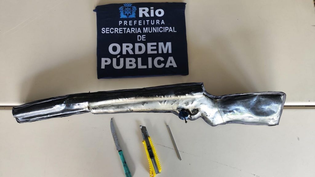 Um simulacro de arma de fogo foi apreendido pelos agentes – Divulgacao Choque de ordem no trevo da Uerj apreende armas brancas e retira 450 kg de lixo