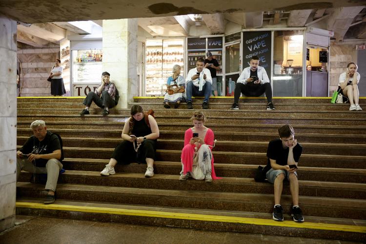 08.jul.24 - Pessoas se abrigam em uma estação de metrô durante ataques com mísseis russos em Kiev, em meio ao ataque da Rússia à Ucrânia, em Kiev, Ucrânia