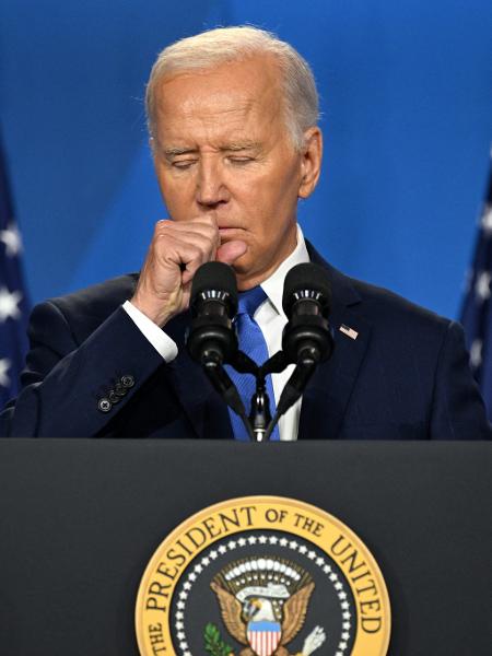 Presidente Joe Biden tosse enquanto faz a 1ª coletiva após o debate fracassado contra Trump