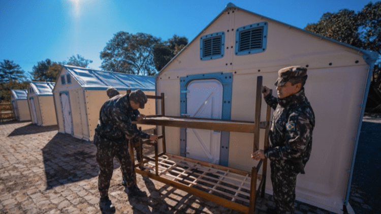 Militares auxiliando na montagem das casas modulares