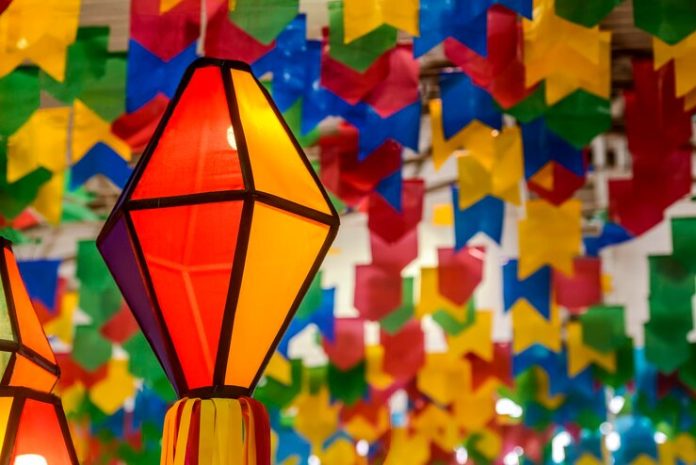 bandeiras-coloridas-e-balao-decorativo-para-a-festa-de-sao-joao-em-junho-no-nordeste-do-brasil_491130-3937
