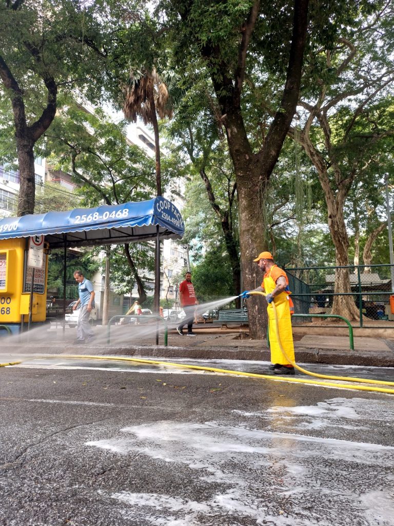 Operação de limpeza na Praça Afonso Pena