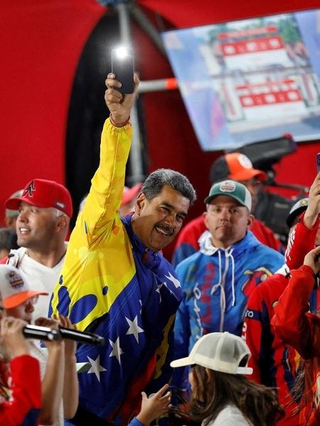 Nicolás Maduro celebra após CNE, órgão controlado pelo governo, afirmar que ele foi reeleito com 80% das urnas apuradas