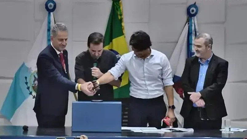 Rodolfo Landim, presidente do Flamengo, e o prefeito Eduardo Paes, do Rio de Janeiro, durante leilão do estádio