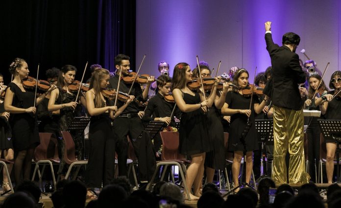 Orquestra formada por jovens