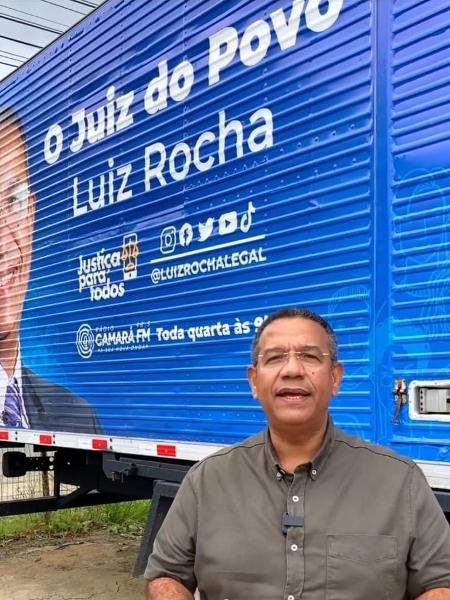 Caminhão com baú pintado com a foto e o slogan do juiz Luiz Rocha