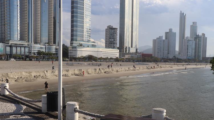 "Degrau" aparece na faixa de areia da praia Central de Balneário Camboriú