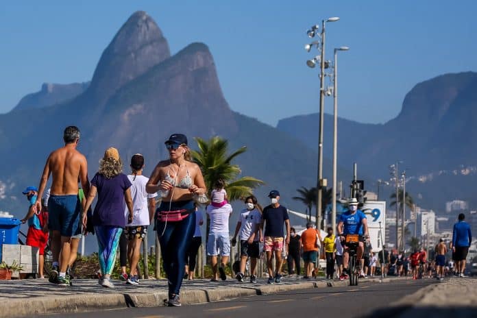População caminhando na orla da Zona Sul do Rio