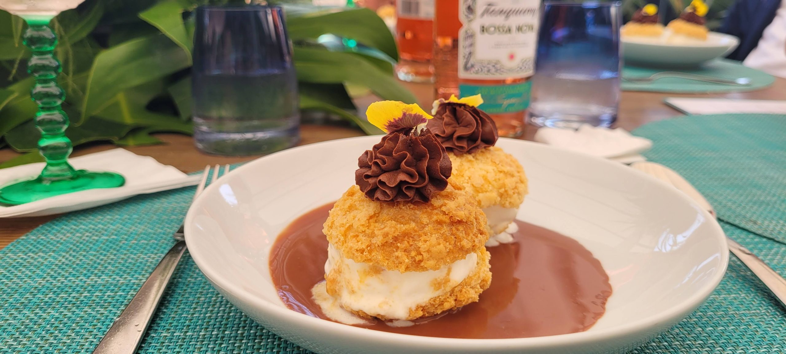 Profiterolis craquelin, sorvete paçoca, ganache e calda de chocolate quente