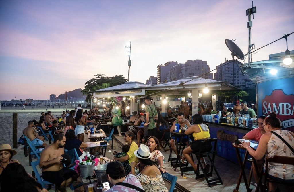 Quiosque em Copacabana se proclama maior tocador de samba do Rio