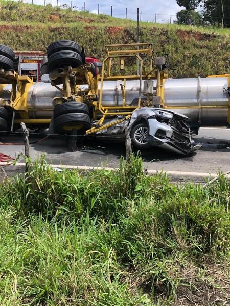 Caminhão-tanque tomba sobre carro de passeio em Flexeiras, no interior de Alagoas