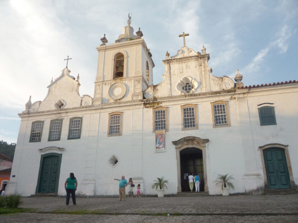 Telhado centenário da Igreja do Carmo, em Angra dos Reis, desaba durante reforma