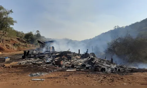 Incêndio de grandes proporções destrói barracão de agricultor