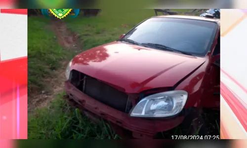 Motorista provoca acidente na PR-444; carro fica com rodas para cima