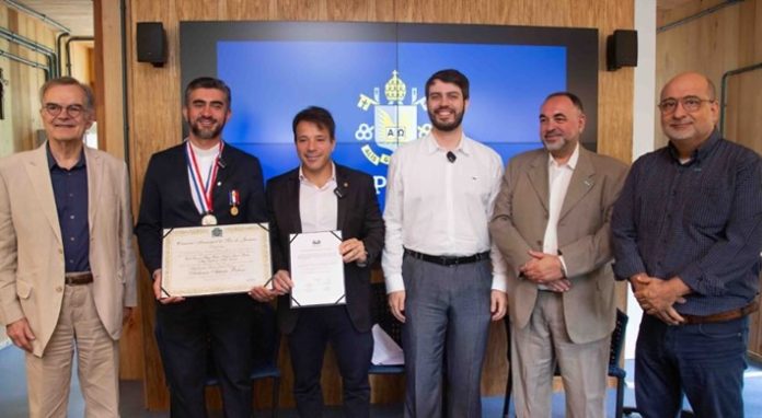 Pe. Anderson Antônio Pedroso S.J., foi homenageado com a Medalha Pedro Ernesto