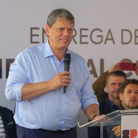 Tarcísio de Freitas durante entrega de imóveis em São Bernardo do Campo, na Grande São Paulo