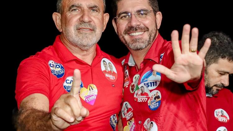 Ricardo Paranhos e o vice, com adesivos dos candidatos a vereador colados na camisa