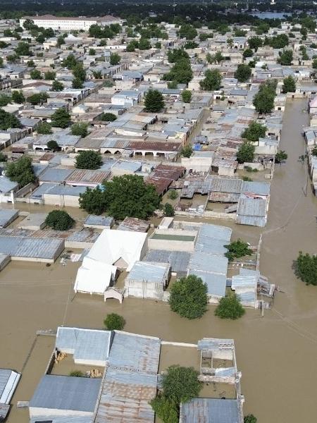 Casas em Maiduguri ficaram submersas após colapso de barragem na Nigéria