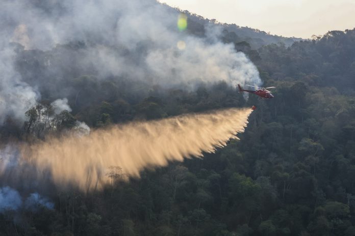 Helicóptero do Corpo de Bombeiros do Rio de Janeiro combatendo foco de incêndio