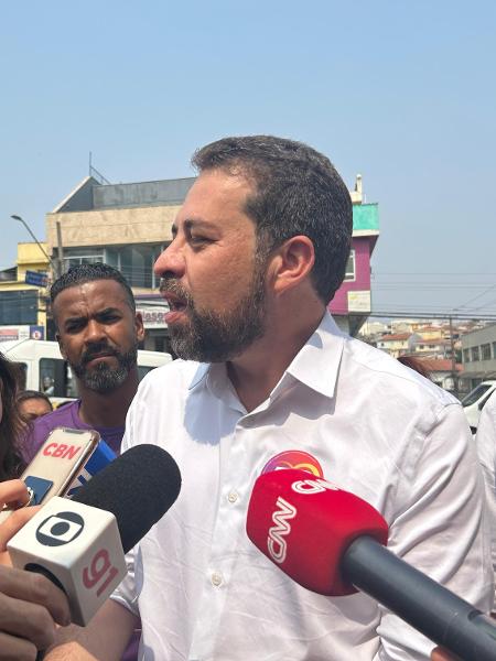 Guilherme Boulos (PSOL) fez caminhada pela zona leste nesta quinta-feira (5)