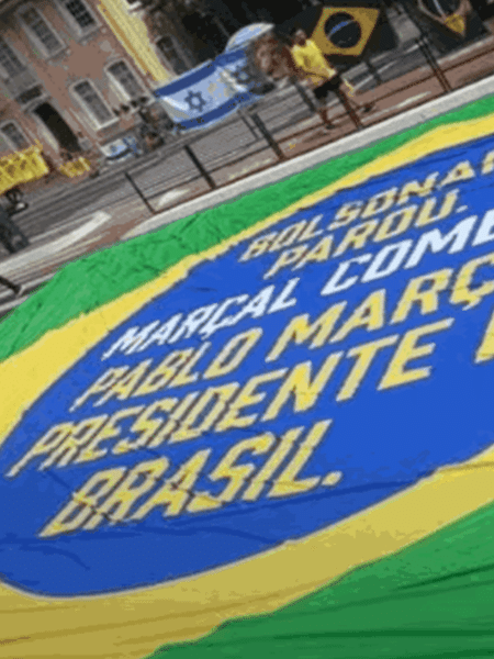 Bandeira foi colocada no chão durante ato de 7 de Setembro na avenida Paulista