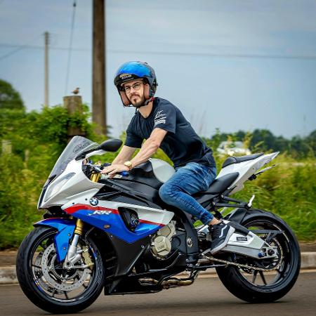 O motociclista Bruno Graeff, de 31 anos, pilotava uma BMW, modelo S 1000 RR, quando houve o acidente em SC