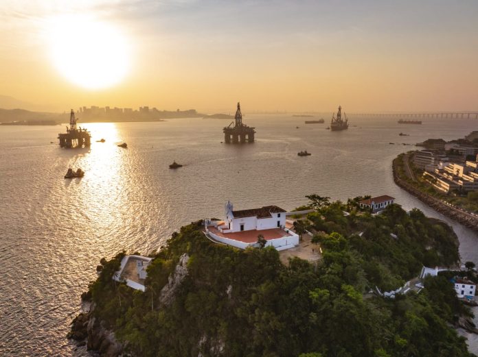 Plataformas de petróleo fundeadas no Porto do Rio