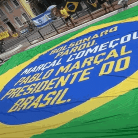 Bandeira foi colocada no chão durante ato de 7 de Setembro na avenida Paulista