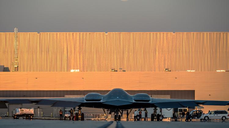 Imagem do bombardeiro B-2 em ação