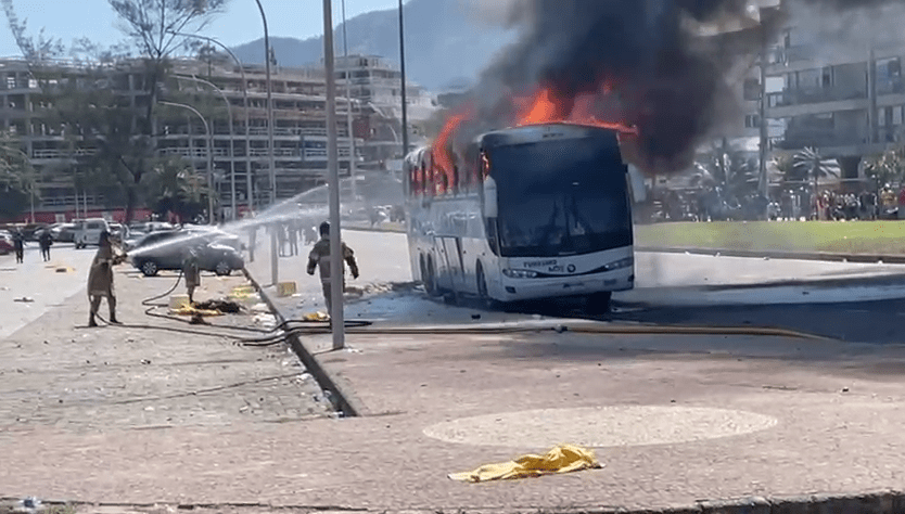 Torcedores do Penãrol queimaram ônibus no RJ