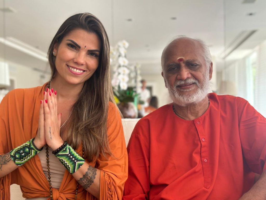 Rosane Ventura ao lado de Swami Pura Swami Puri: uma conversa com um discípulo de Amma sobre espiritualidade e autoconhecimento