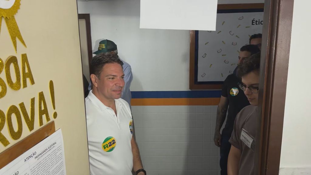 Candidato Alexandre Ramagem (PL) vota em escola na Barra da Tijuca, na zona oeste do Rio de Janeiro.