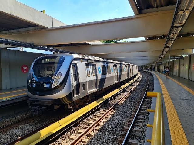 Crianças viajando de metrô