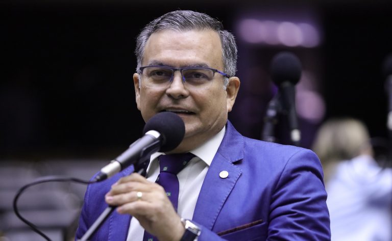 Deputado Allan Garcês fala ao microfone