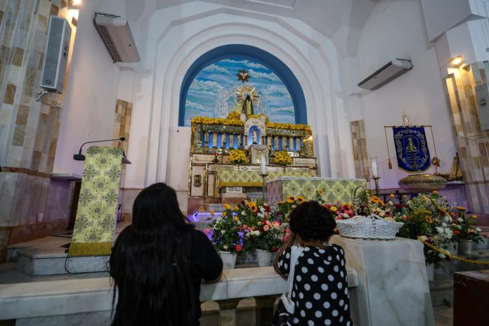 Fiéis na Igreja Matriz Nossa Senhora da Conceição Aparecida, no Cachambi - Foto: Renan Areias/Agência O Dia